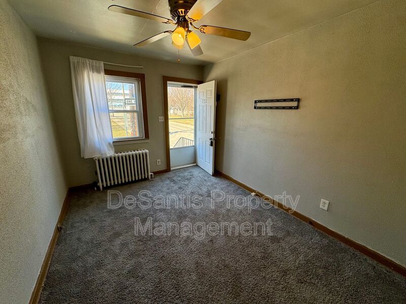 1 Bedroom 1 Bath Apartment in Carnegie property image