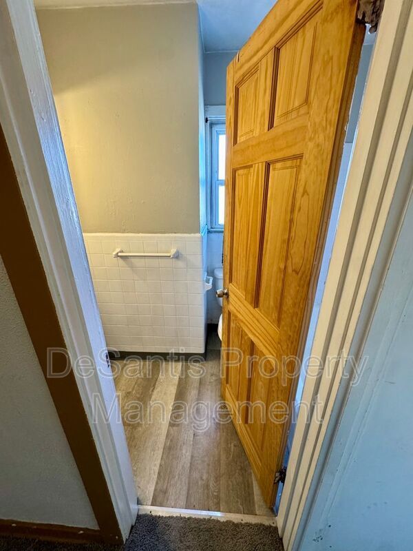 1 Bedroom 1 Bath Apartment in Carnegie property image