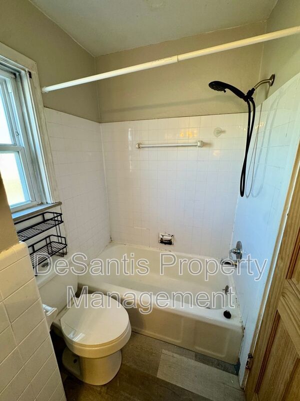 1 Bedroom 1 Bath Apartment in Carnegie property image