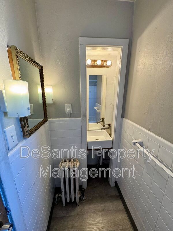 1 Bedroom 1 Bath Apartment in Carnegie property image