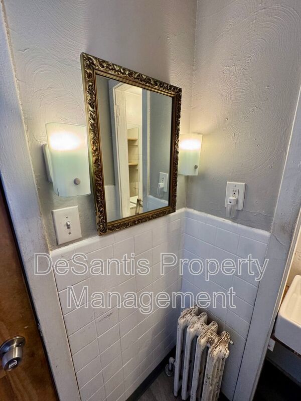1 Bedroom 1 Bath Apartment in Carnegie property image