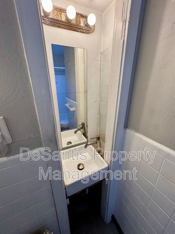 1 Bedroom 1 Bath Apartment in Carnegie property image