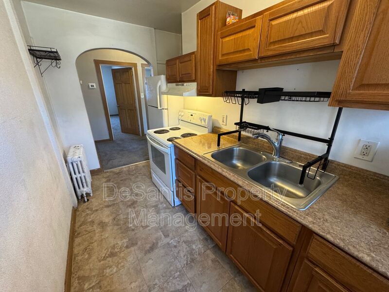 1 Bedroom 1 Bath Apartment in Carnegie property image