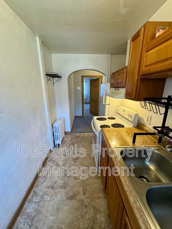 1 Bedroom 1 Bath Apartment in Carnegie property image