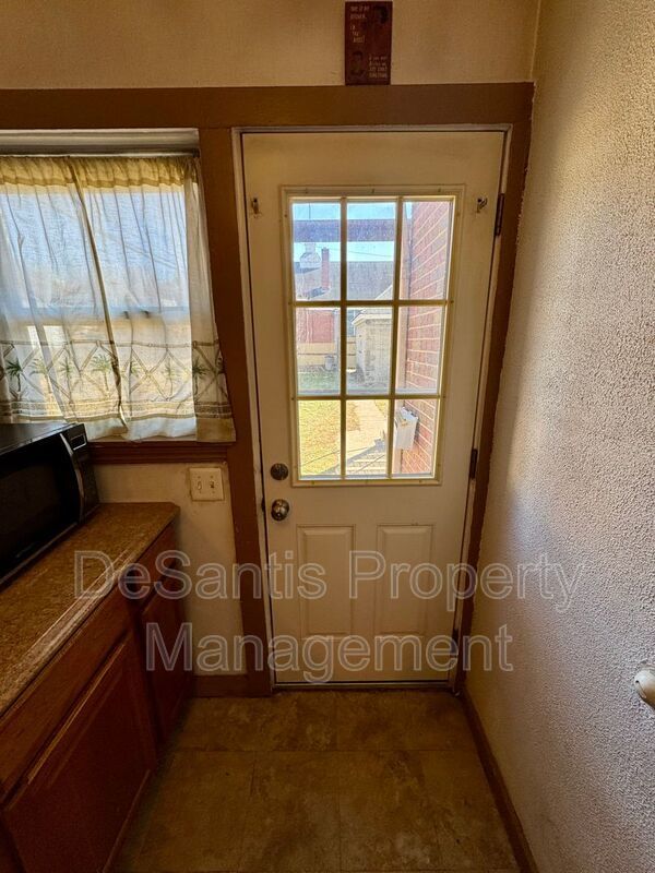 1 Bedroom 1 Bath Apartment in Carnegie property image