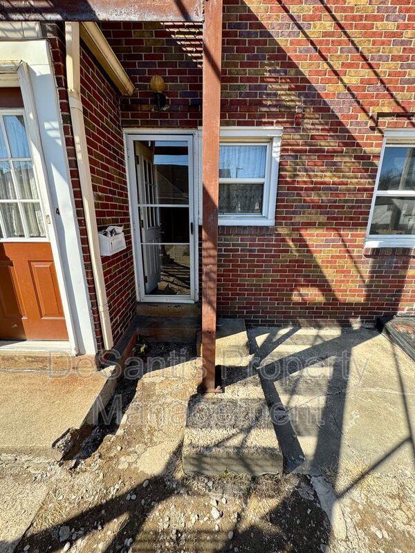 1 Bedroom 1 Bath Apartment in Carnegie property image