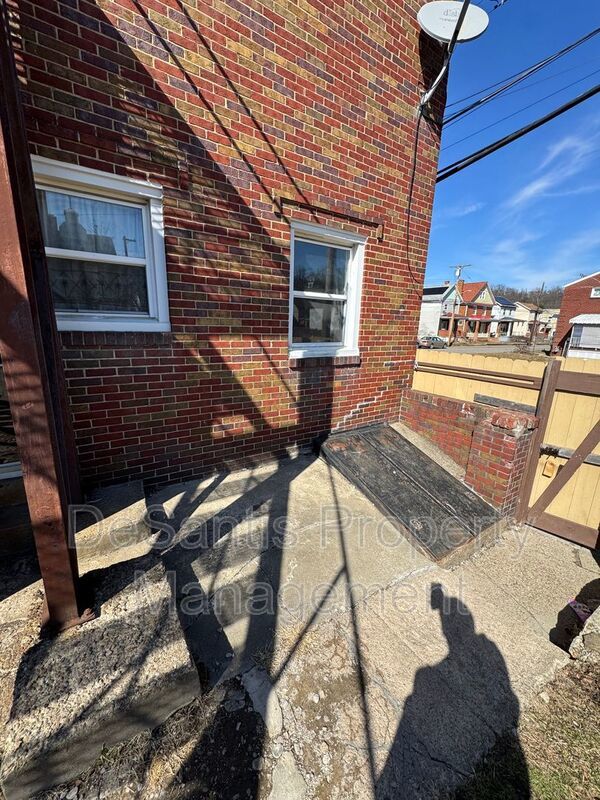 1 Bedroom 1 Bath Apartment in Carnegie property image