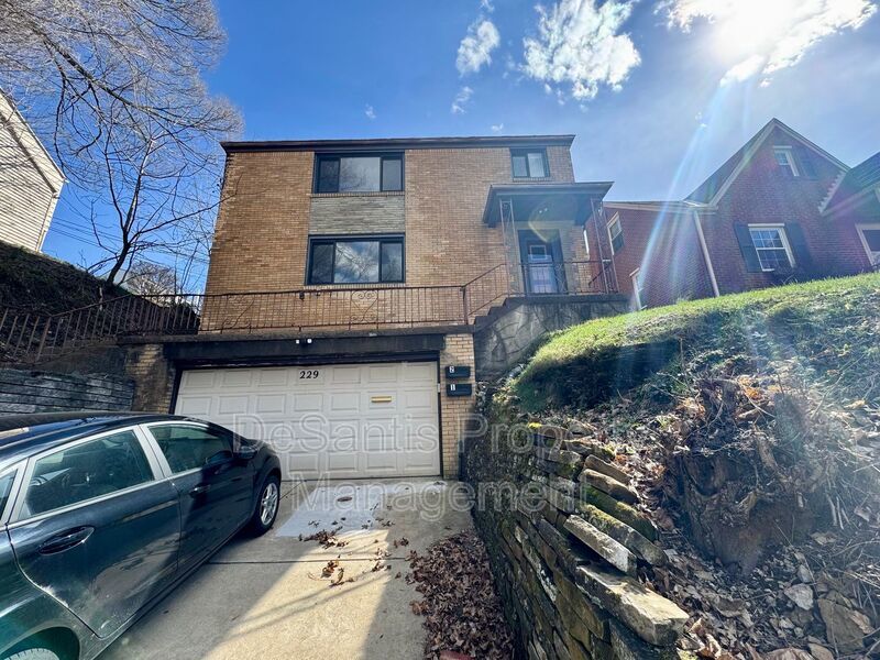 Bright and Spacious 2 Bed 1 Bath in Brentwood! property image