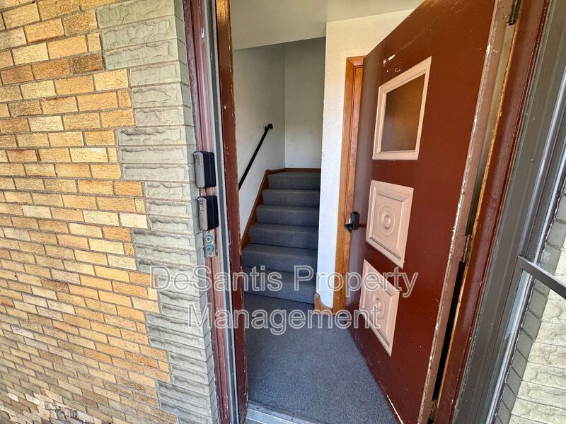 Bright and Spacious 2 Bed 1 Bath in Brentwood! property image