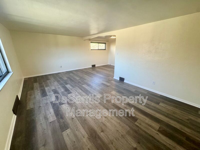 Bright and Spacious 2 Bed 1 Bath in Brentwood! property image