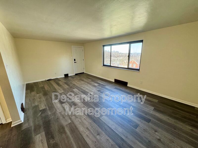 Bright and Spacious 2 Bed 1 Bath in Brentwood! property image