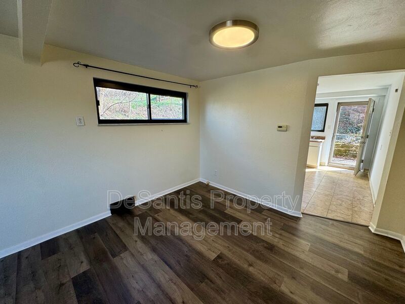 Bright and Spacious 2 Bed 1 Bath in Brentwood! property image