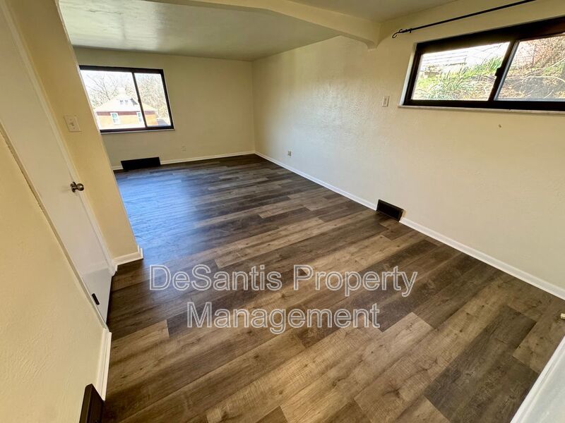 Bright and Spacious 2 Bed 1 Bath in Brentwood! property image