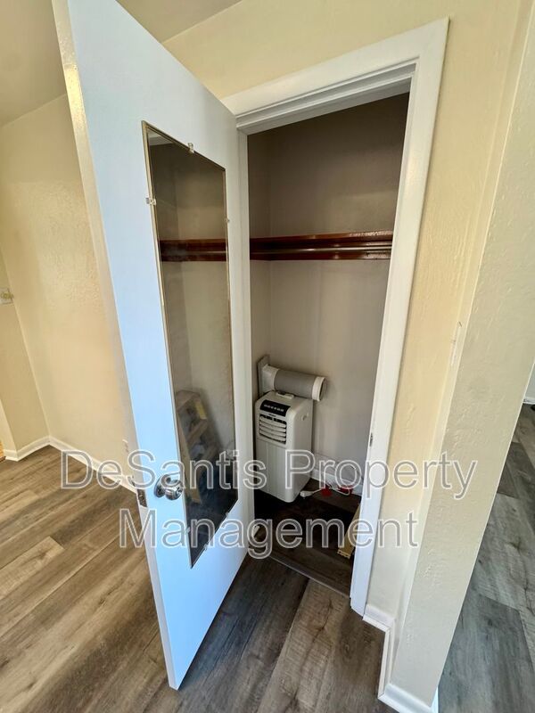 Bright and Spacious 2 Bed 1 Bath in Brentwood! property image