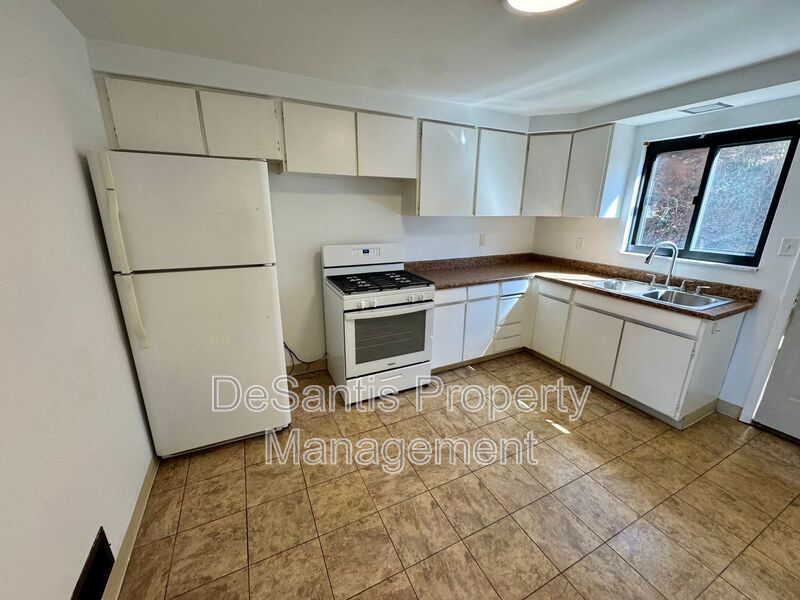Bright and Spacious 2 Bed 1 Bath in Brentwood! property image