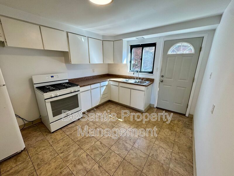 Bright and Spacious 2 Bed 1 Bath in Brentwood! property image