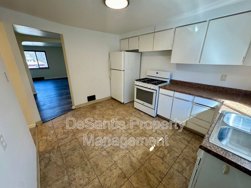 Bright and Spacious 2 Bed 1 Bath in Brentwood! property image