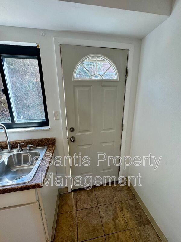 Bright and Spacious 2 Bed 1 Bath in Brentwood! property image