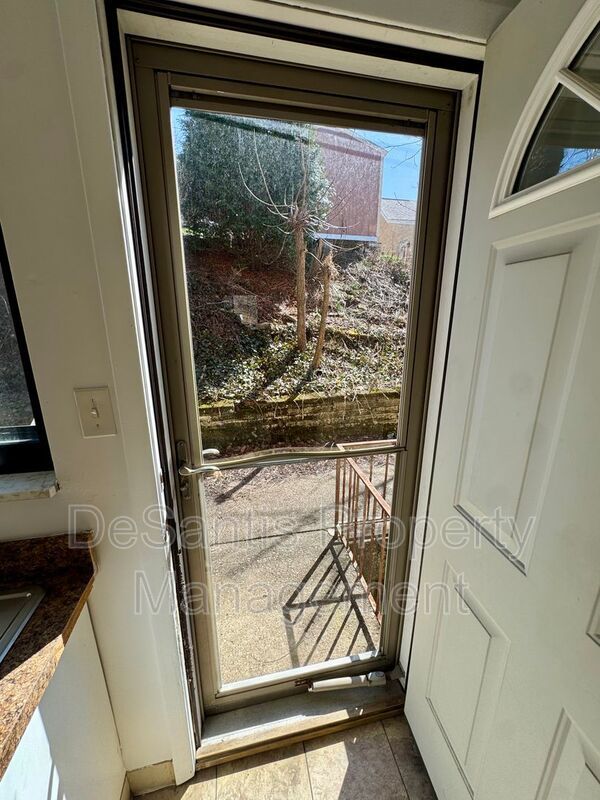 Bright and Spacious 2 Bed 1 Bath in Brentwood! property image