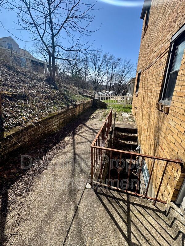 Bright and Spacious 2 Bed 1 Bath in Brentwood! property image