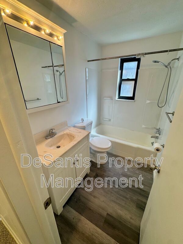 Bright and Spacious 2 Bed 1 Bath in Brentwood! property image