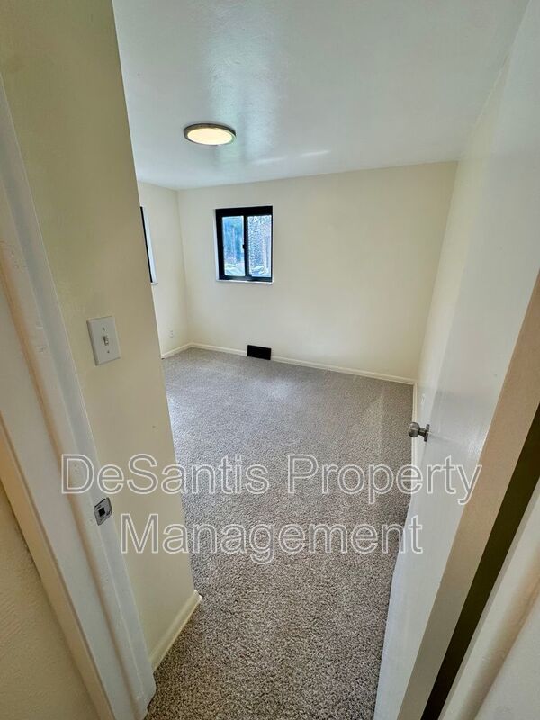 Bright and Spacious 2 Bed 1 Bath in Brentwood! property image
