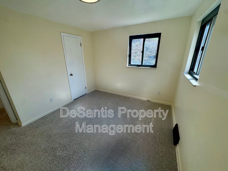 Bright and Spacious 2 Bed 1 Bath in Brentwood! property image