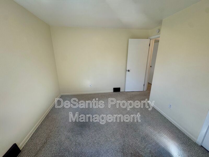 Bright and Spacious 2 Bed 1 Bath in Brentwood! property image