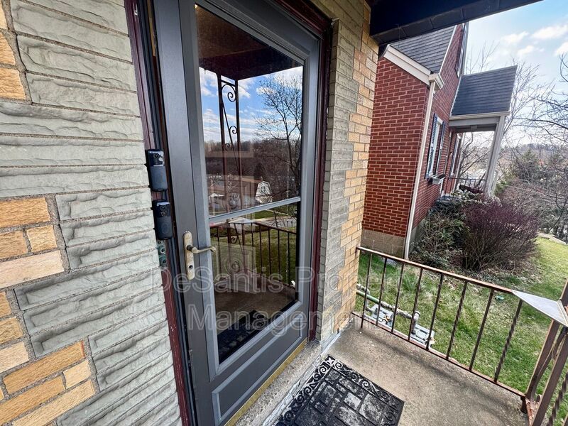 Bright and Inviting 2 Bedroom 1 Bath Apartment in Brentwood! property image