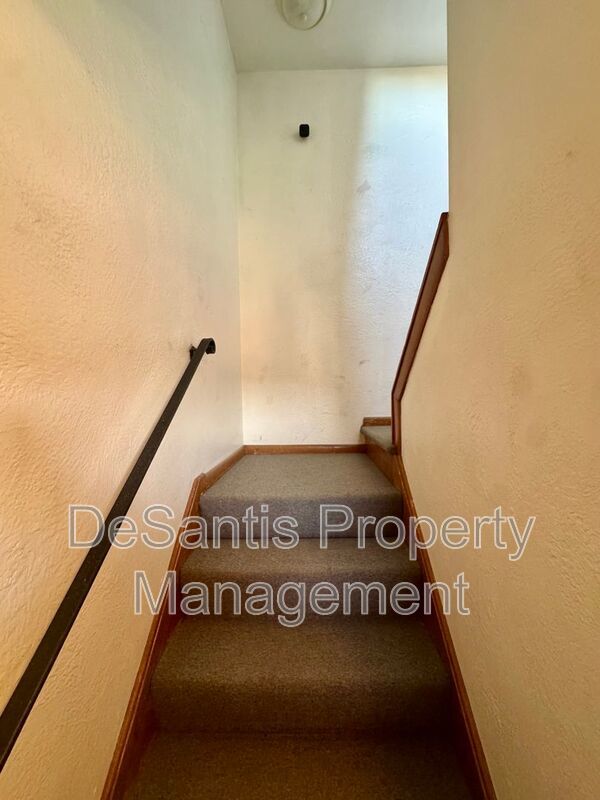 Bright and Inviting 2 Bedroom 1 Bath Apartment in Brentwood! property image