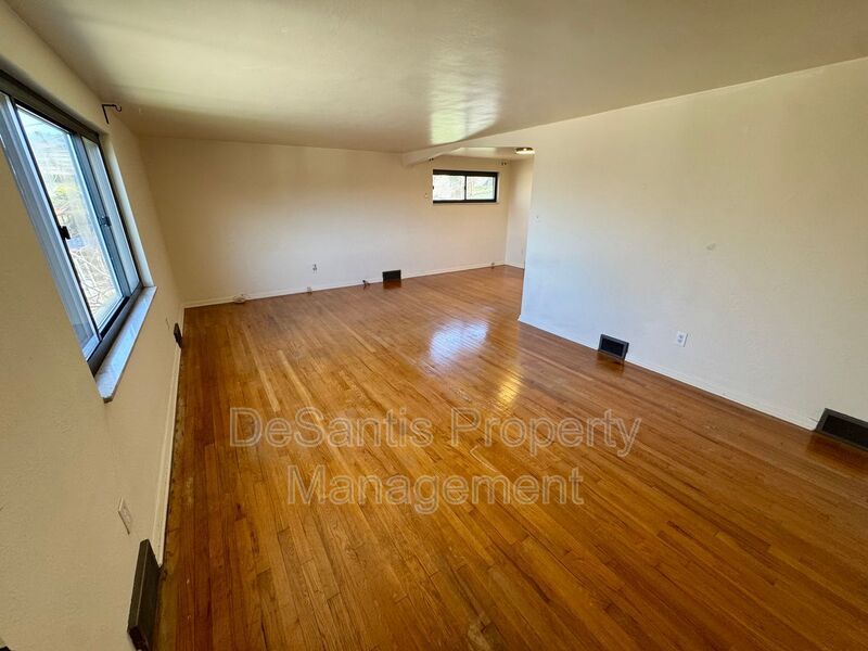 Bright and Inviting 2 Bedroom 1 Bath Apartment in Brentwood! property image