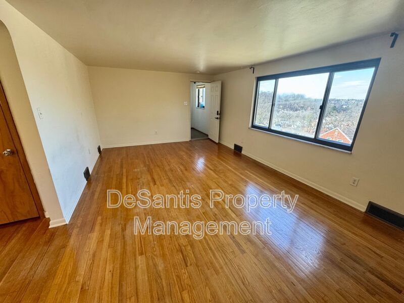 Bright and Inviting 2 Bedroom 1 Bath Apartment in Brentwood! property image