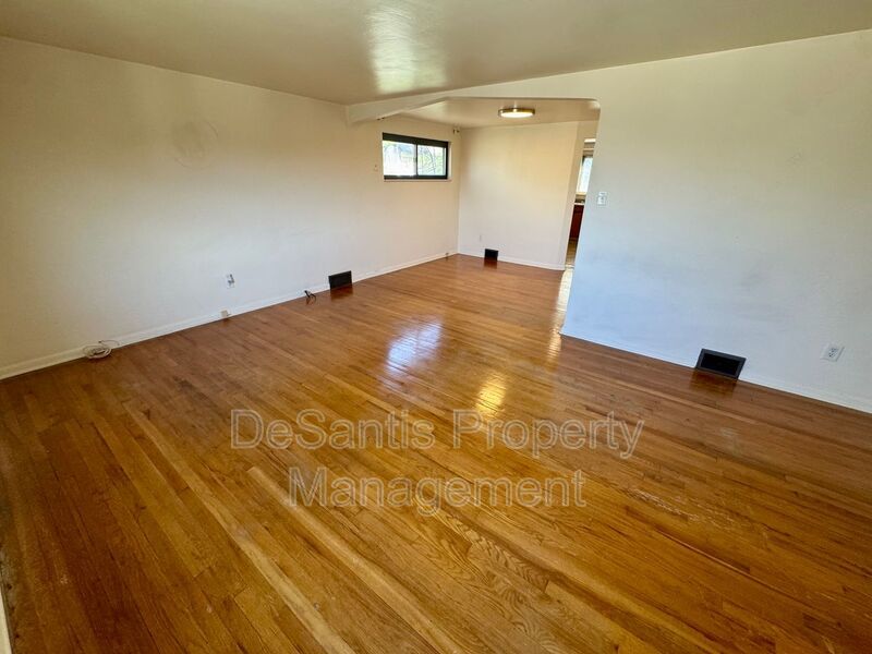 Bright and Inviting 2 Bedroom 1 Bath Apartment in Brentwood! property image