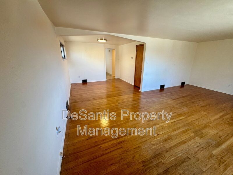 Bright and Inviting 2 Bedroom 1 Bath Apartment in Brentwood! property image