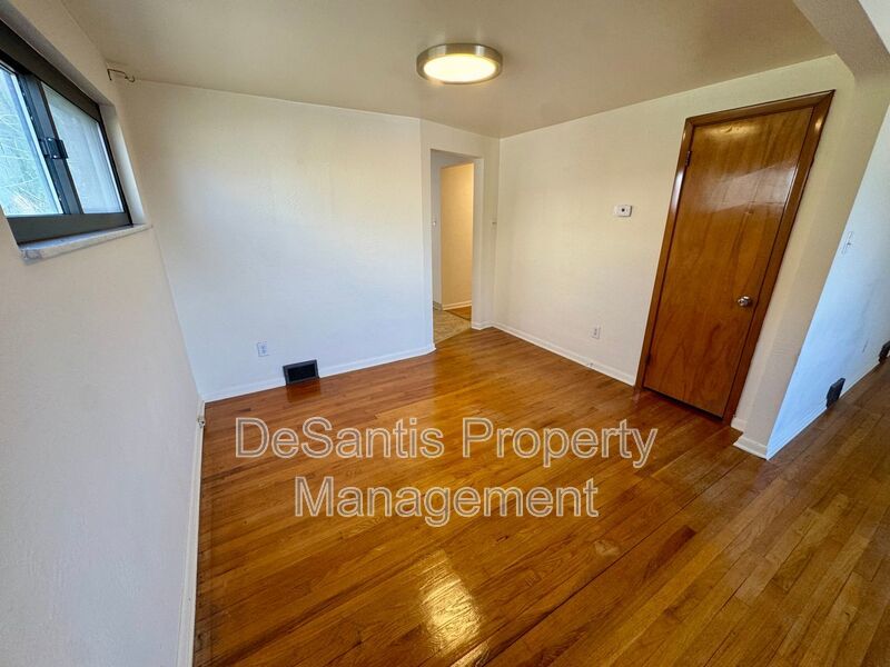 Bright and Inviting 2 Bedroom 1 Bath Apartment in Brentwood! property image