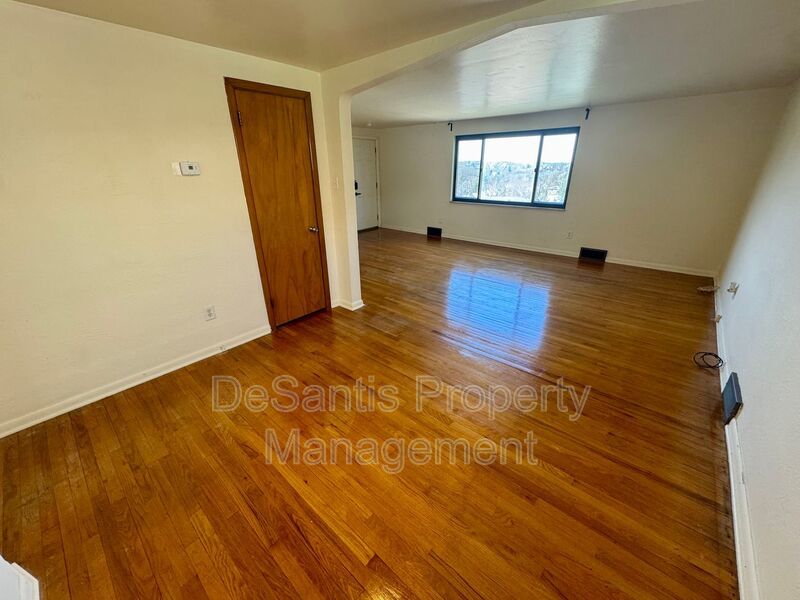 Bright and Inviting 2 Bedroom 1 Bath Apartment in Brentwood! property image