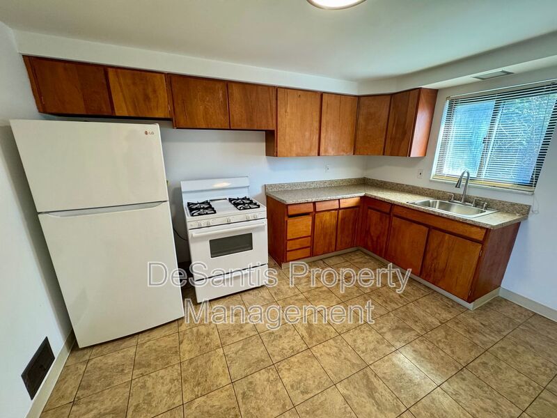 Bright and Inviting 2 Bedroom 1 Bath Apartment in Brentwood! property image