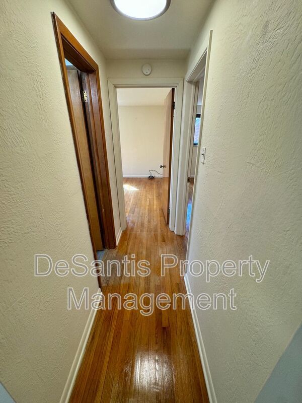 Bright and Inviting 2 Bedroom 1 Bath Apartment in Brentwood! property image