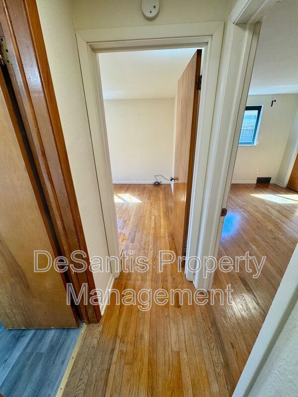 Bright and Inviting 2 Bedroom 1 Bath Apartment in Brentwood! property image