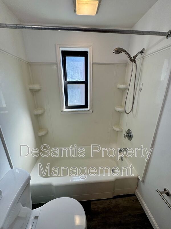 Bright and Inviting 2 Bedroom 1 Bath Apartment in Brentwood! property image