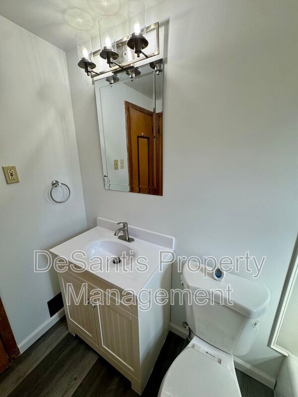 Bright and Inviting 2 Bedroom 1 Bath Apartment in Brentwood! property image