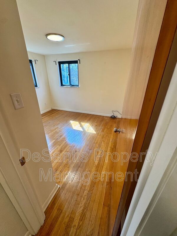 Bright and Inviting 2 Bedroom 1 Bath Apartment in Brentwood! property image