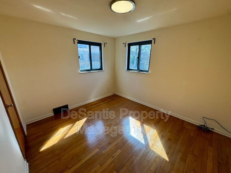 Bright and Inviting 2 Bedroom 1 Bath Apartment in Brentwood! property image
