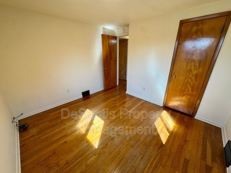 Bright and Inviting 2 Bedroom 1 Bath Apartment in Brentwood! property image