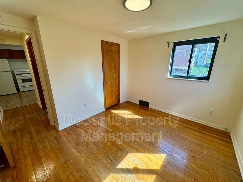 Bright and Inviting 2 Bedroom 1 Bath Apartment in Brentwood! property image