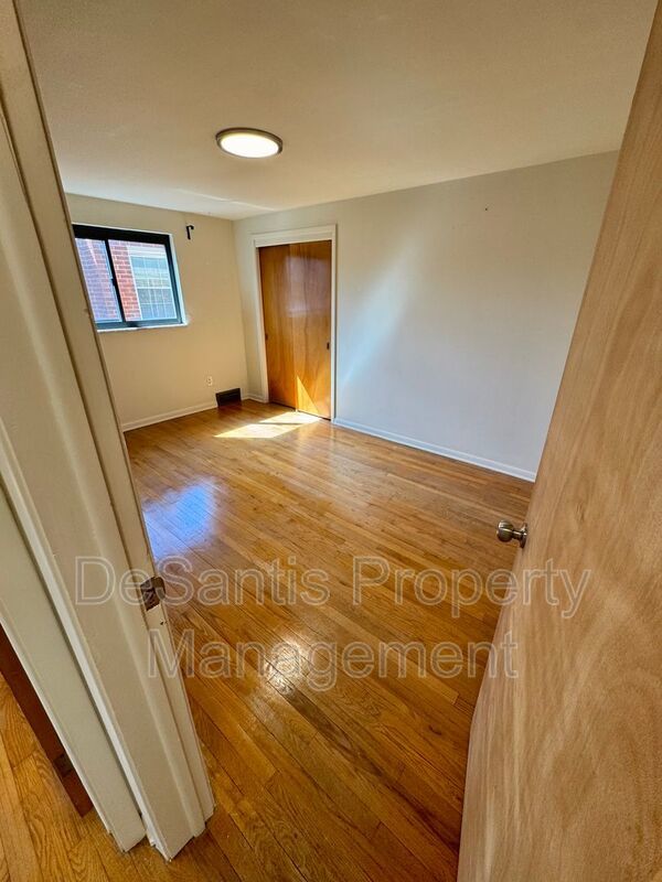 Bright and Inviting 2 Bedroom 1 Bath Apartment in Brentwood! property image