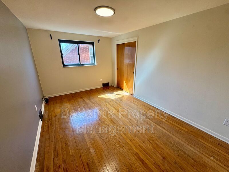 Bright and Inviting 2 Bedroom 1 Bath Apartment in Brentwood! property image