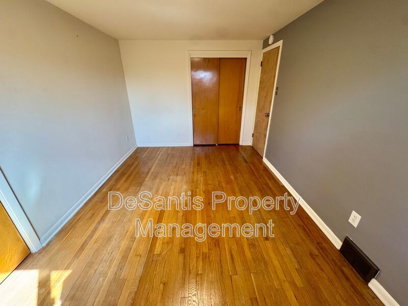 Bright and Inviting 2 Bedroom 1 Bath Apartment in Brentwood! property image