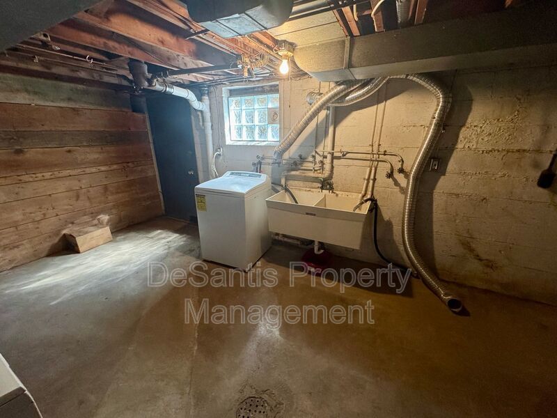 Bright and Inviting 2 Bedroom 1 Bath Apartment in Brentwood! property image