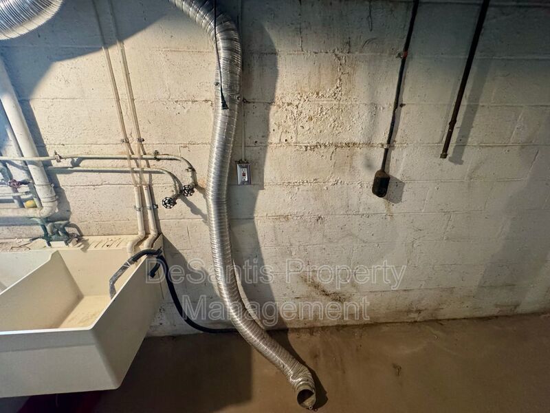 Bright and Inviting 2 Bedroom 1 Bath Apartment in Brentwood! property image